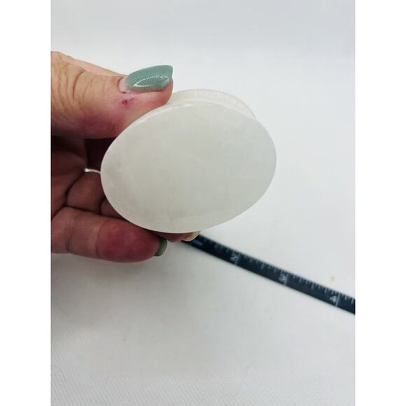 Vintage White Soapstone Mother-of-Pearl Inlay Floral Trinket Box Oval 2” - Picture 4 of 5